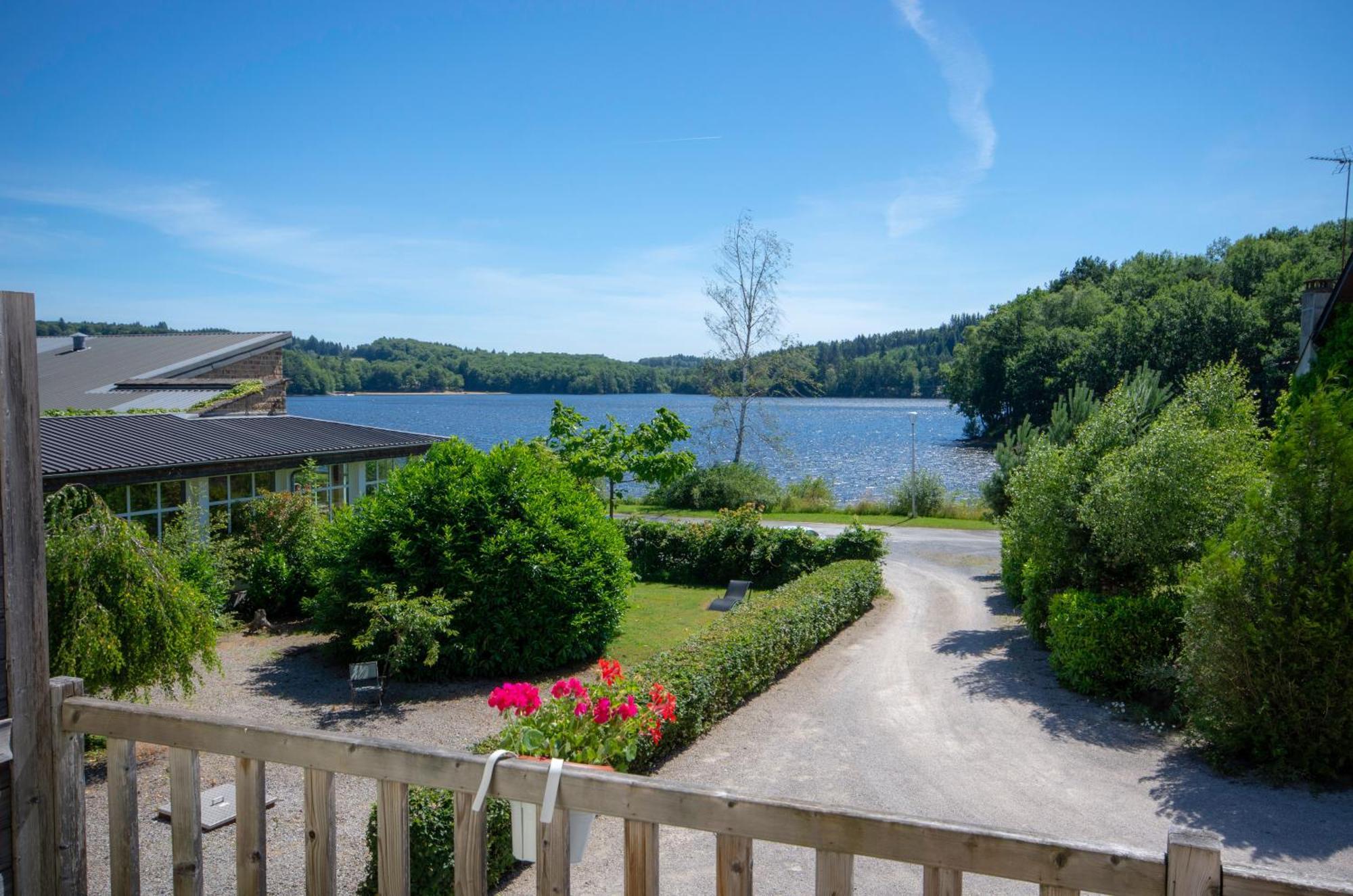 Logis Hotel Du Lac Neuvic  Bagian luar foto