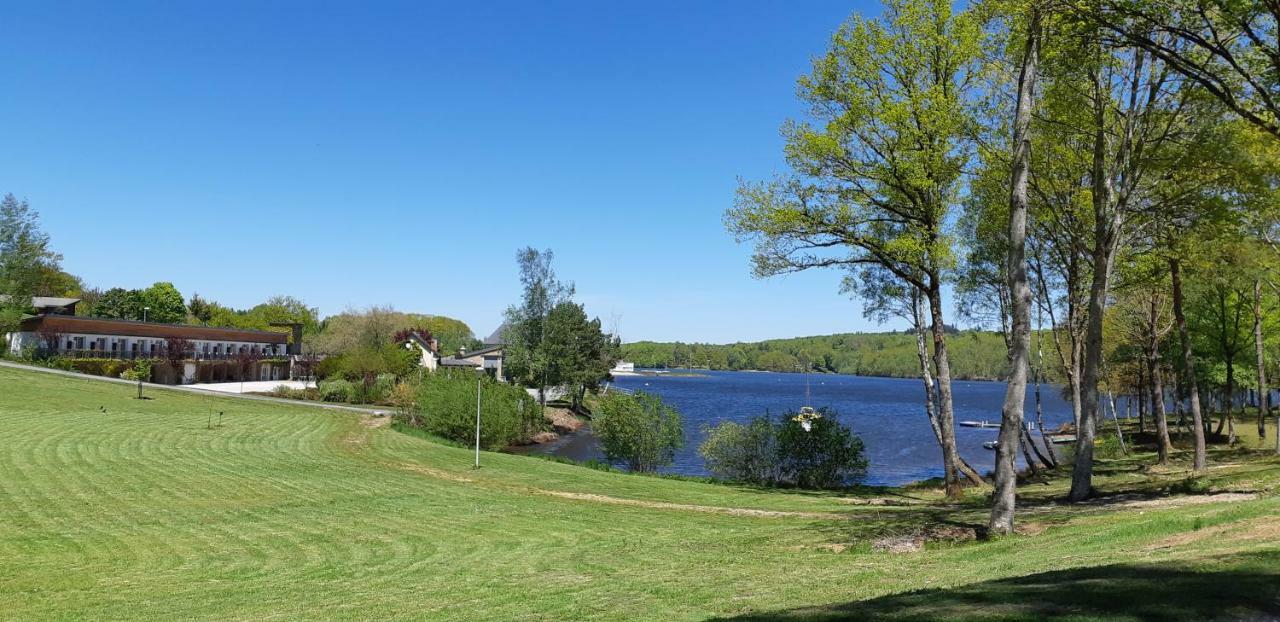 Logis Hotel Du Lac Neuvic  Bagian luar foto